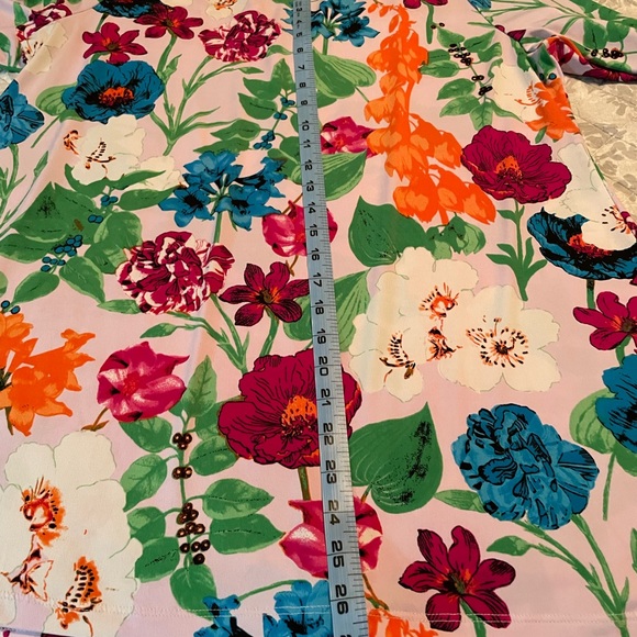 Ladies Beautiful top. - Picture 5 of 7